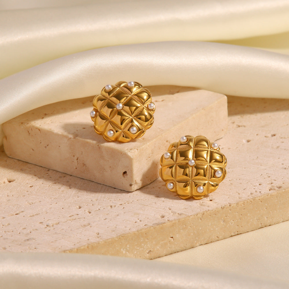 18K Gold Fashion Retro Diamond Pattern Inlaid Pearl Versatile Earrings