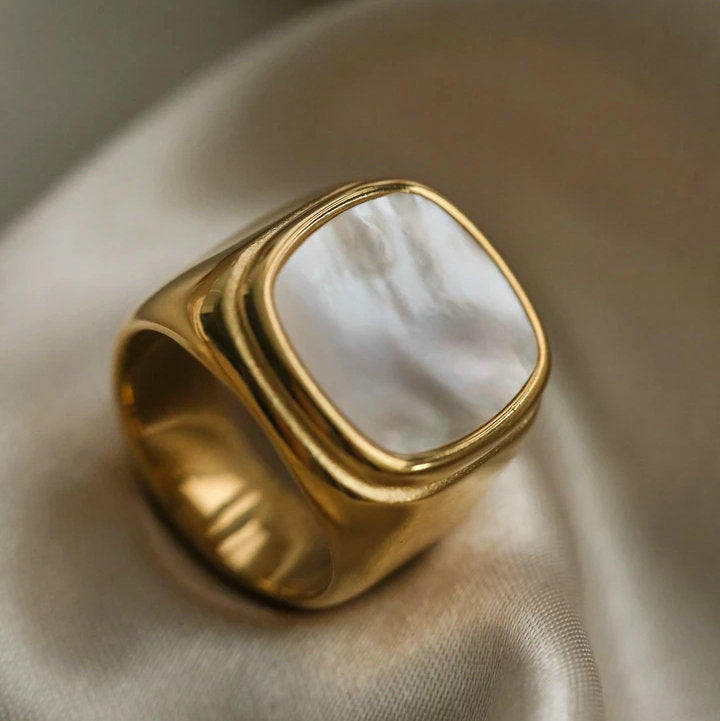 18K Gold Exquisite Atmospheric Inlaid Zircon Design Ring