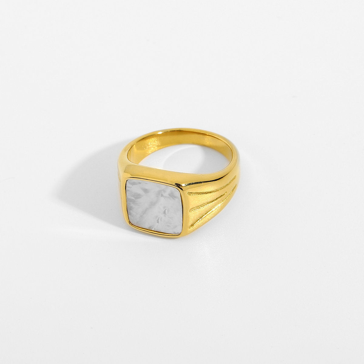 18K Gold Exquisite Atmospheric Inlaid Zircon Design Ring