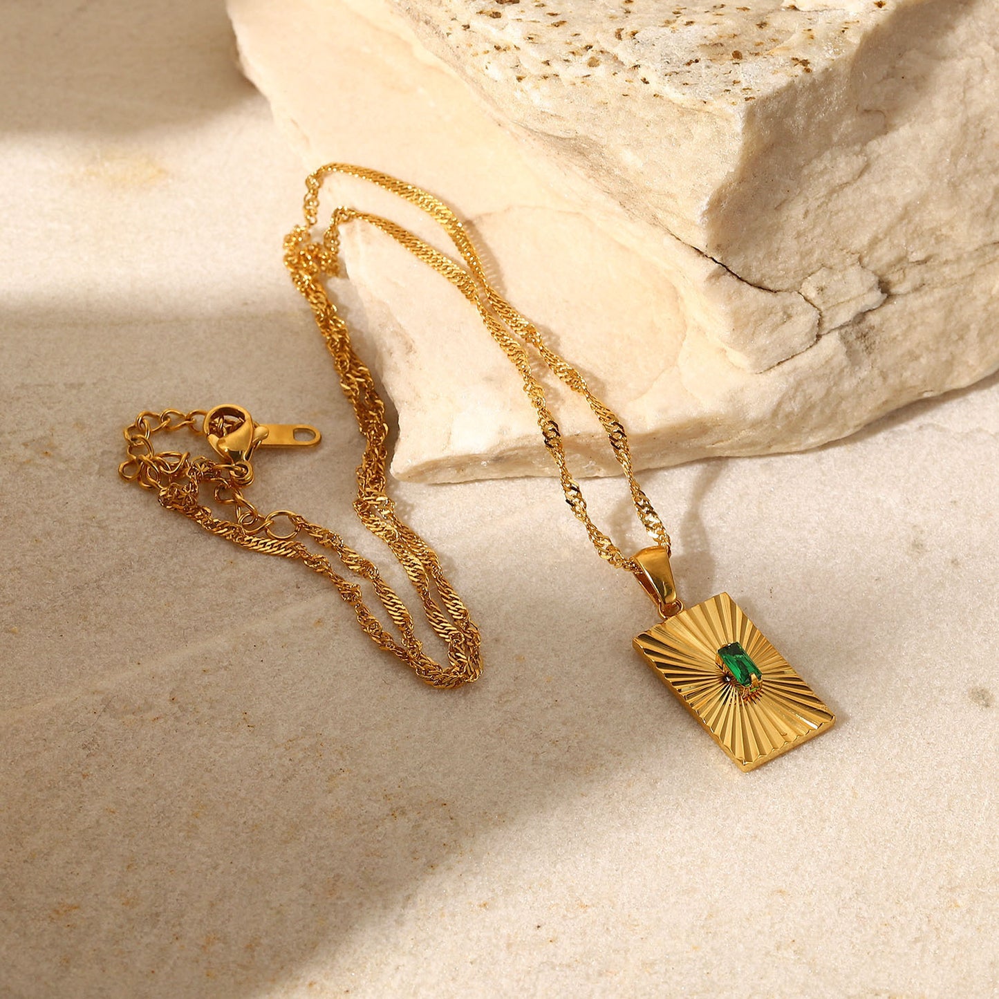 18 Karat Gold Exquisite Vintage Intarsien Smaragd Zirkon Split Blume Rechteckige Design Anhänger Halskette