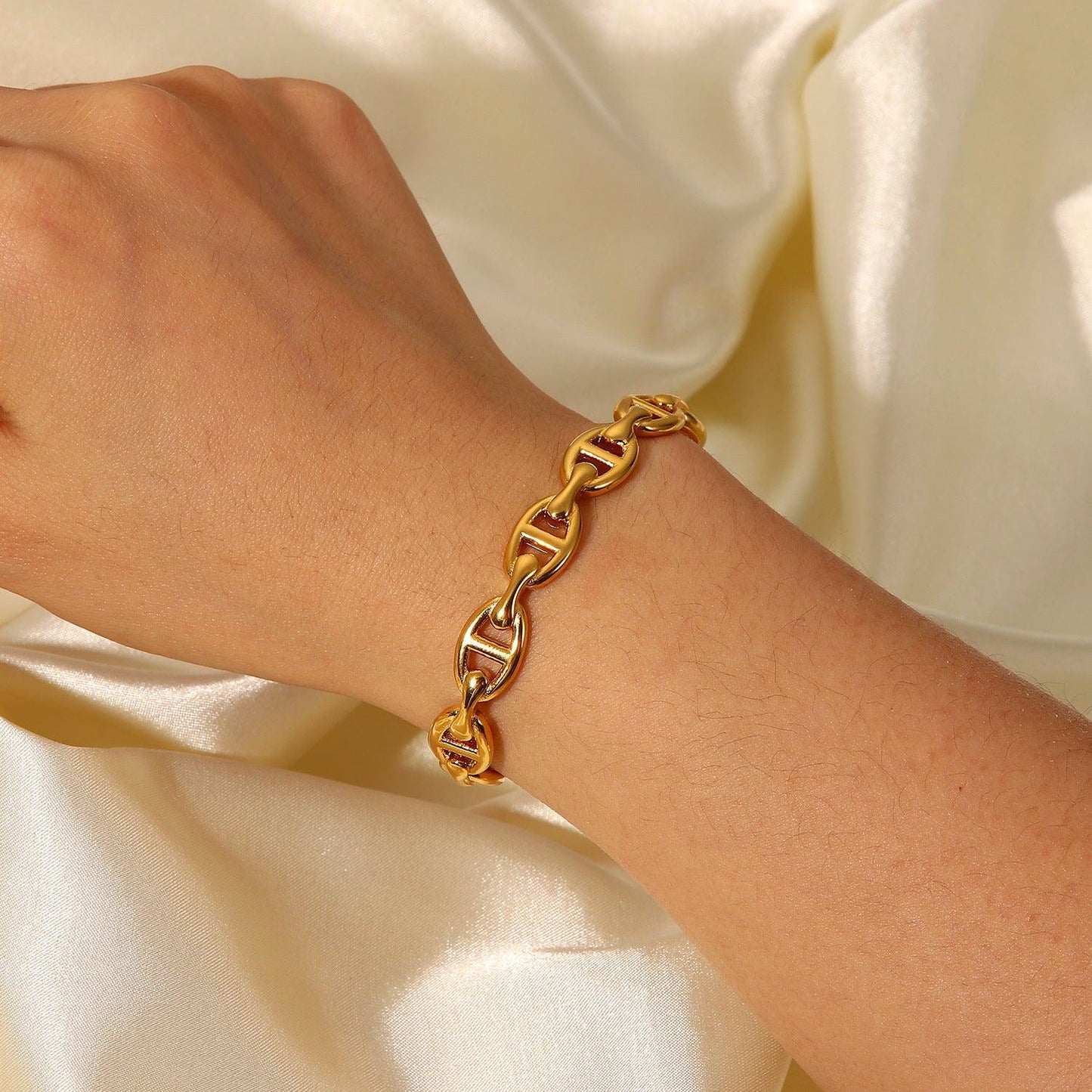 B8.18K Gold Fashion simple and generous open bracelet - Elle Royal Jewelry