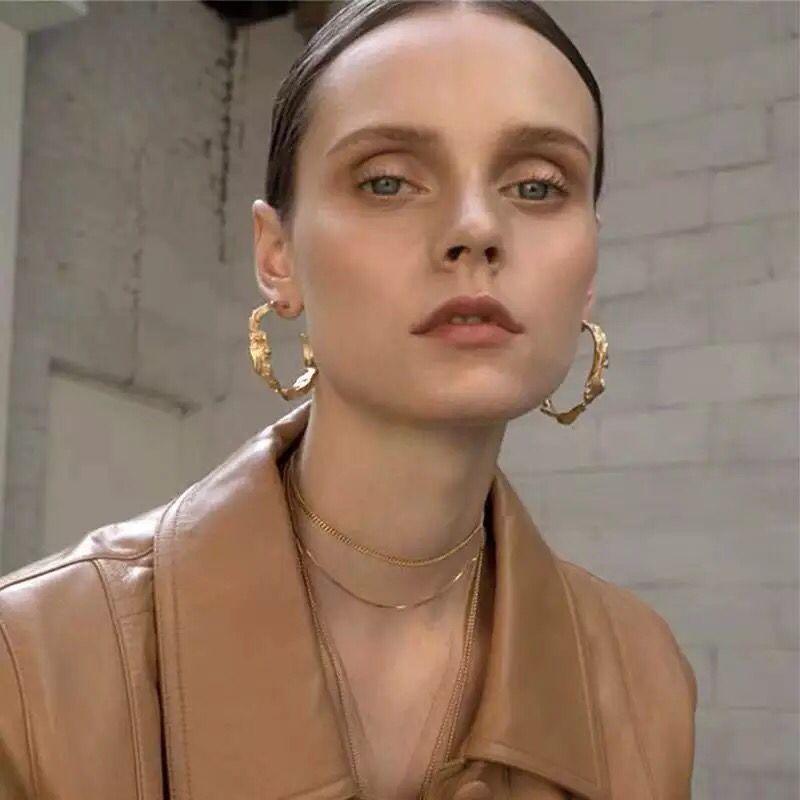Irregular C-shaped earrings - Elle Royal Jewelry